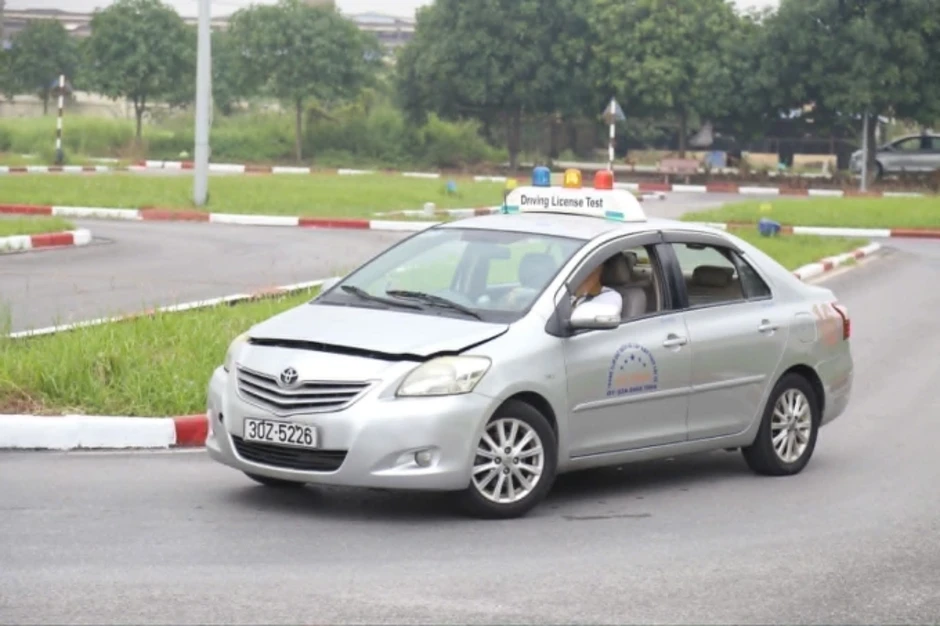 Siết sát hạch lái xe, tỷ lệ đỗ đường trường giảm sâu Siết sát hạch lái xe, tỷ lệ đỗ đường trường giảm sâu