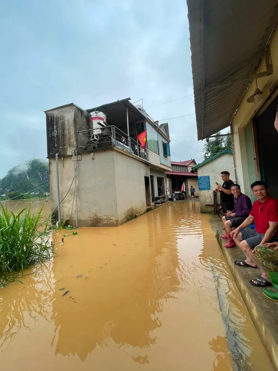Sơn La: Sạt lở vùi lấp 1 ô tô trên quốc lộ 6, gần 400 người được sơ tán trong đêm Sơn La: Sạt lở vùi lấp 1 ô tô trên quốc lộ 6, gần 400 người được sơ tán trong đêm