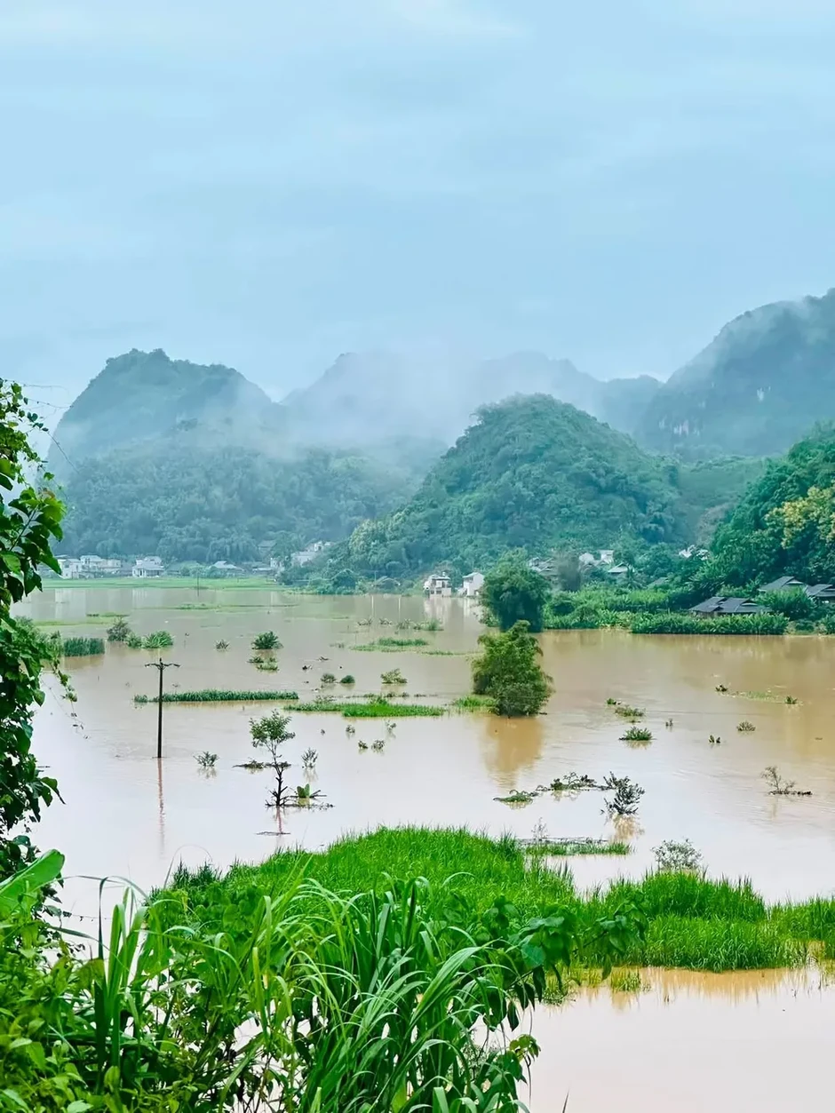 Sơn La: Sạt lở vùi lấp 1 ô tô trên quốc lộ 6, gần 400 người được sơ tán trong đêm Sơn La: Sạt lở vùi lấp 1 ô tô trên quốc lộ 6, gần 400 người được sơ tán trong đêm