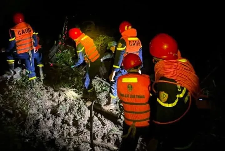 Sơn La: Sạt lở vùi lấp 1 ô tô trên quốc lộ 6, gần 400 người được sơ tán trong đêm Sơn La: Sạt lở vùi lấp 1 ô tô trên quốc lộ 6, gần 400 người được sơ tán trong đêm