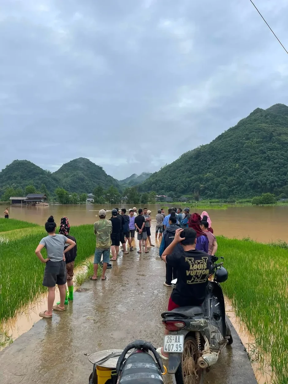 Sơn La: Sạt lở vùi lấp 1 ô tô trên quốc lộ 6, gần 400 người được sơ tán trong đêm Sơn La: Sạt lở vùi lấp 1 ô tô trên quốc lộ 6, gần 400 người được sơ tán trong đêm