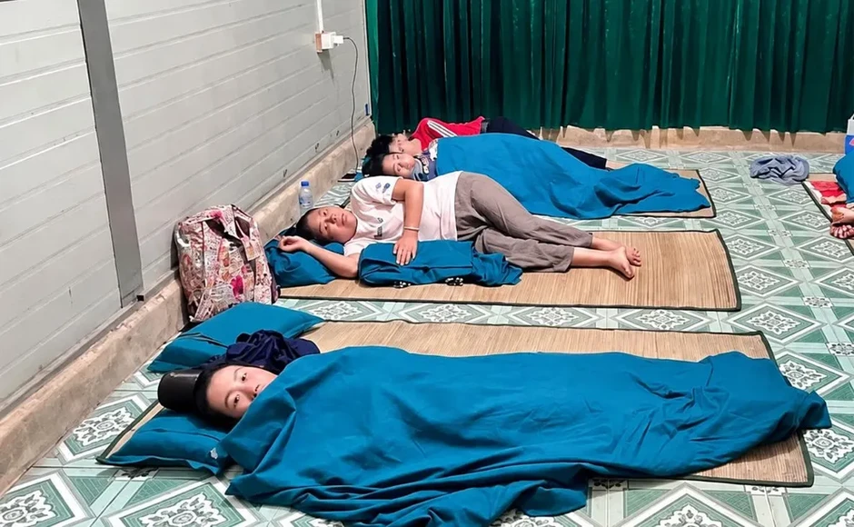 Sơn La: Sạt lở vùi lấp 1 ô tô trên quốc lộ 6, gần 400 người được sơ tán trong đêm Sơn La: Sạt lở vùi lấp 1 ô tô trên quốc lộ 6, gần 400 người được sơ tán trong đêm