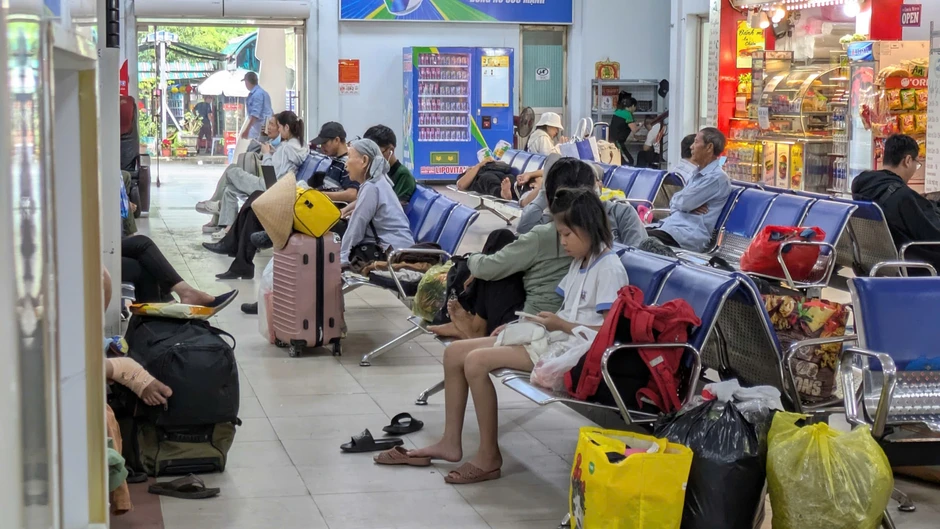 Sự cố sà lan tông cầu Ghềnh: Hàng nghìn hành khách đường sắt tất tả ngược xuôi