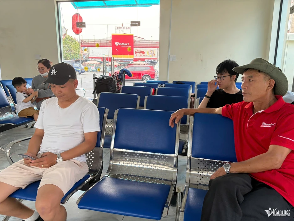 Sự cố sà lan tông cầu Ghềnh: Hàng nghìn hành khách đường sắt tất tả ngược xuôi