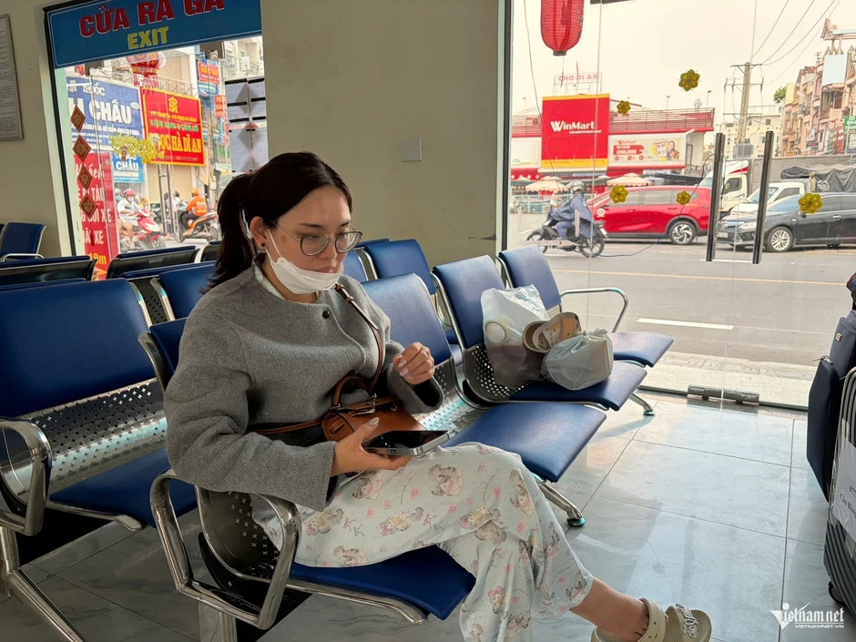 Sự cố sà lan tông cầu Ghềnh: Hàng nghìn hành khách đường sắt tất tả ngược xuôi
