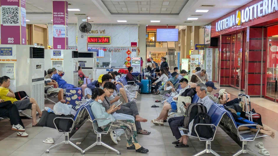Sự cố sà lan tông cầu Ghềnh: Hàng nghìn hành khách đường sắt tất tả ngược xuôi