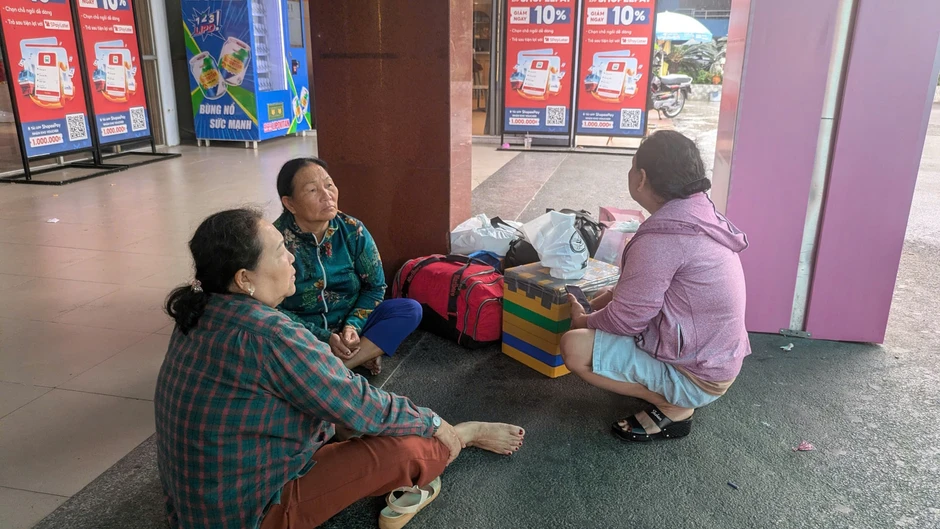 Sự cố sà lan tông cầu Ghềnh: Hàng nghìn hành khách đường sắt tất tả ngược xuôi
