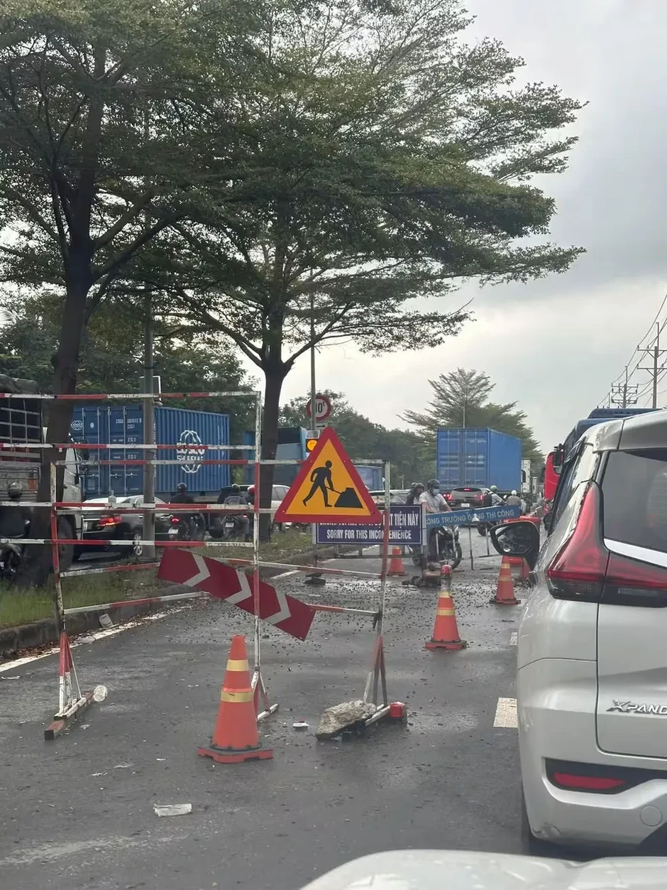 Sửa cầu Ông Lớn kéo dài gây ùn tắc đường Nguyễn Văn Linh Sửa cầu Ông Lớn kéo dài gây ùn tắc đường Nguyễn Văn Linh