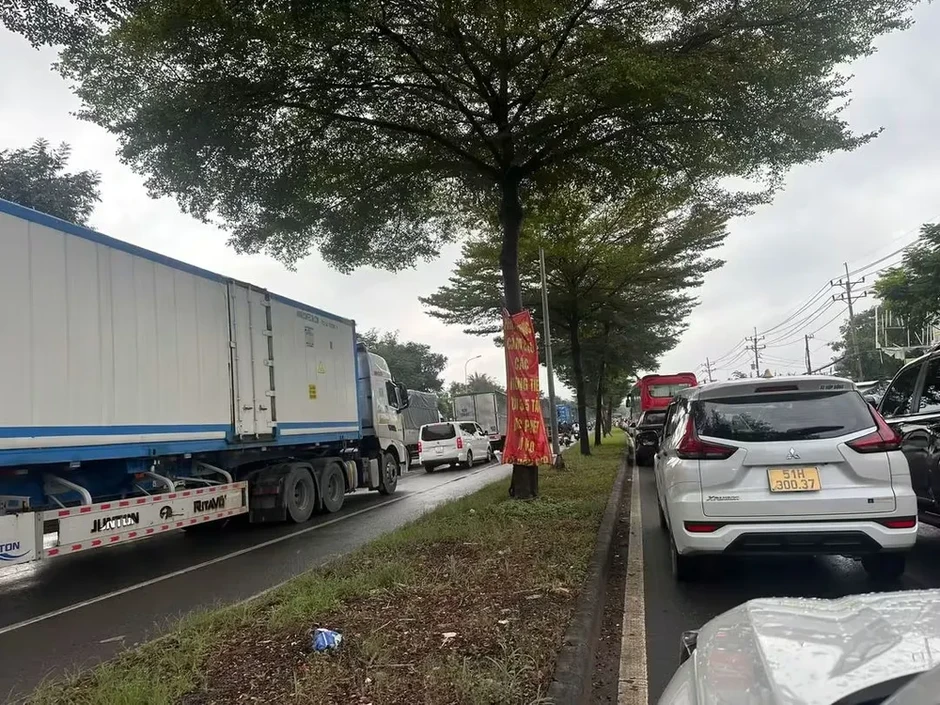 Sửa cầu Ông Lớn kéo dài gây ùn tắc đường Nguyễn Văn Linh Sửa cầu Ông Lớn kéo dài gây ùn tắc đường Nguyễn Văn Linh