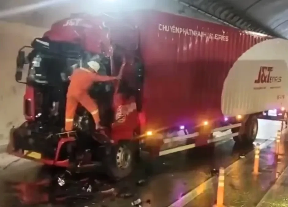 Tai nạn giao thông trong hầm Đèo Bụt, 2 người bị thương mắc kẹt trong cabin xe tải