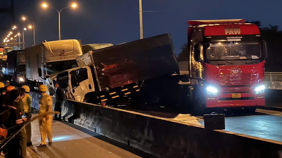 Tai nạn liên hoàn 6 xe trên cầu Phú Mỹ, giao thông kẹt cứng Tai nạn liên hoàn 6 xe trên cầu Phú Mỹ, giao thông kẹt cứng