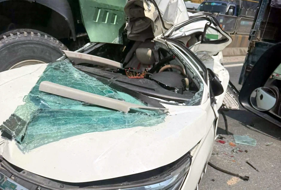 Tai nạn liên hoàn ở Hà Nội: Ô tô con bẹp dúm, 3 người đi cấp cứu Tai nạn liên hoàn ở Hà Nội: Ô tô con bẹp dúm, 3 người đi cấp cứu