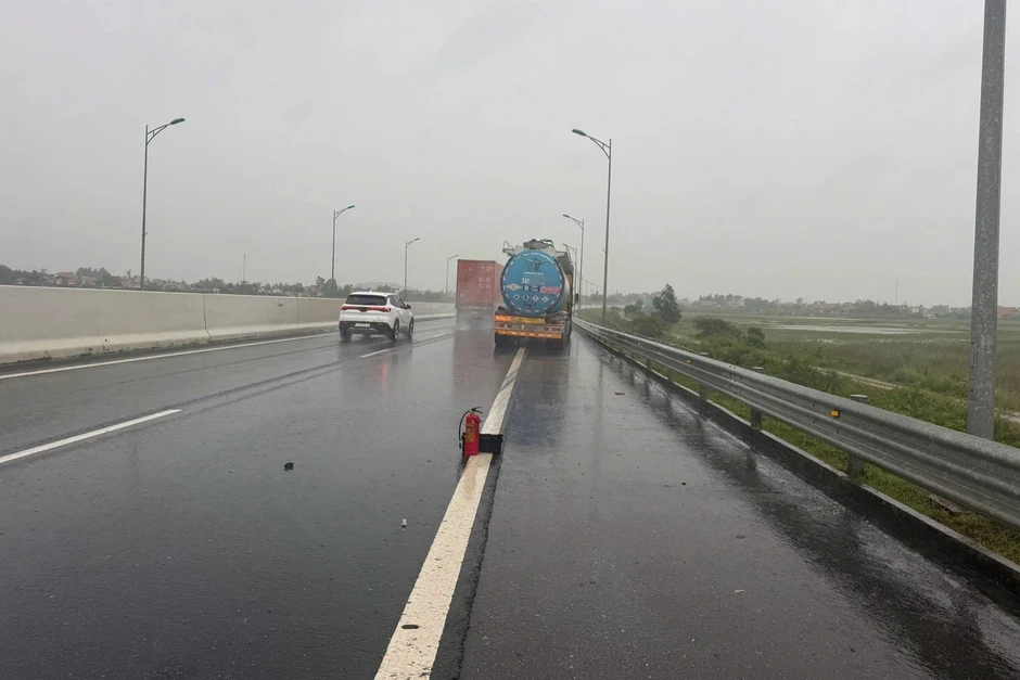 Tài xế bị phạt 13 triệu đồng vì đặt bình chữa cháy cảnh báo sai quy định