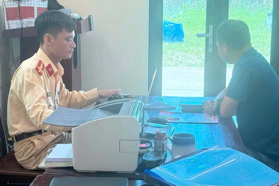 Tài xế bị phạt 19 triệu đồng vì lái ô tô vượt đèn đỏ ở Tuyên Quang
