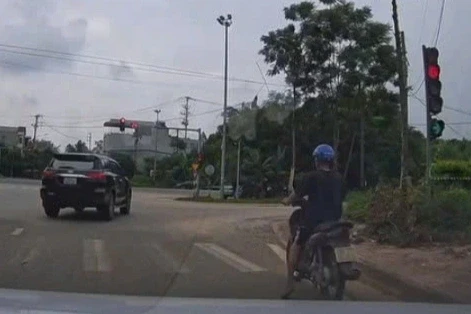 Tài xế bị phạt 19 triệu đồng vì lái ô tô vượt đèn đỏ ở Tuyên Quang