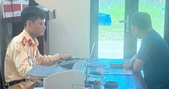 Tài xế bị phạt 19 triệu đồng vì lái ô tô vượt đèn đỏ ở Tuyên Quang