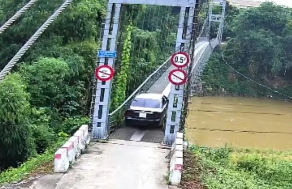 Tài xế bị phạt 5 triệu đồng, trừ 2 điểm GPLX do cố tình lái xe qua cầu treo Tài xế bị phạt 5 triệu đồng, trừ 2 điểm GPLX do cố tình lái xe qua cầu treo