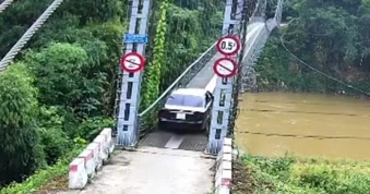 Tài xế bị phạt 5 triệu đồng, trừ 2 điểm GPLX do cố tình lái xe qua cầu treo