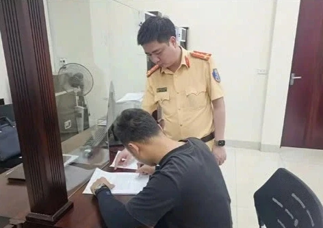 Tài xế bị phạt vì để 2 bé gái thò đầu qua cửa ô tô đang chạy Tài xế bị phạt vì để 2 bé gái thò đầu qua cửa ô tô đang chạy