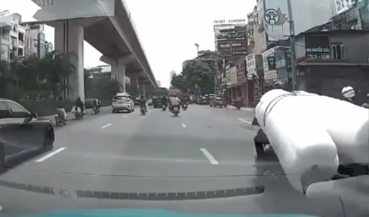 Tài xế chở hàng cồng kềnh khiến người đi xe máy bị ngã xuống đường Tài xế chở hàng cồng kềnh khiến người đi xe máy bị ngã xuống đường