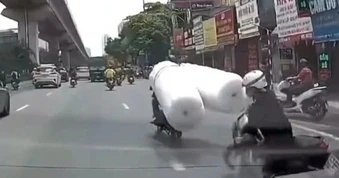Tài xế chở hàng cồng kềnh khiến người đi xe máy bị ngã xuống đường