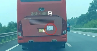 Tài xế dán giấy "tránh xa 60m" cảnh báo xe đi sau giữ khoảng cách an toàn