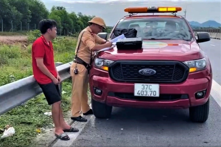 Tài xế điều khiển ô tô tải đi ngược chiều trên cao tốc Hàm Nghi - Vũng Áng Tài xế điều khiển ô tô tải đi ngược chiều trên cao tốc Hàm Nghi - Vũng Áng