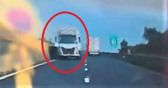 Tài xế điều khiển ô tô tải đi ngược chiều trên cao tốc Hàm Nghi - Vũng Áng