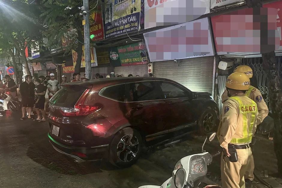 Tài xế dính cồn kịch khung, lao thẳng ô tô vào tiệm cầm đồ ở Hà Nội Tài xế dính cồn kịch khung, lao thẳng ô tô vào tiệm cầm đồ ở Hà Nội