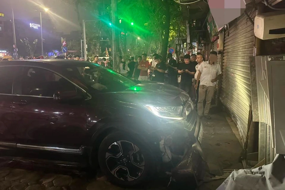 Tài xế dính cồn kịch khung, lao thẳng ô tô vào tiệm cầm đồ ở Hà Nội Tài xế dính cồn kịch khung, lao thẳng ô tô vào tiệm cầm đồ ở Hà Nội