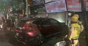 Tài xế dính cồn kịch khung, lao thẳng ô tô vào tiệm cầm đồ ở Hà Nội