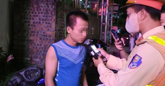 Tài xế dính cồn mức kịch khung vẫn "xung phong" chở bạn về nhà
