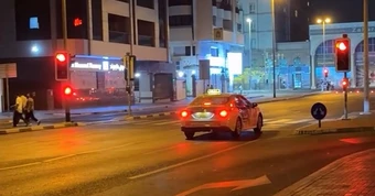 Tài xế gây sốt vì dừng đèn đỏ lúc 4h sáng