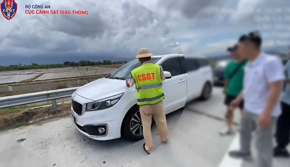 Tài xế không có bằng lái bị tạm giữ ô tô trên cao tốc, chủ xe liên đới phạt nặng Tài xế không có bằng lái bị tạm giữ ô tô trên cao tốc, chủ xe liên đới phạt nặng