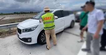 Tài xế không có bằng lái bị tạm giữ ô tô trên cao tốc, chủ xe liên đới phạt nặng
