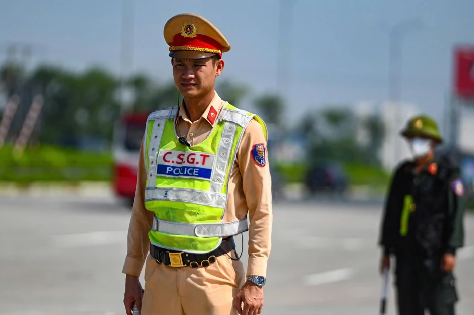 Tài xế không dừng xe theo hiệu lệnh của CSGT, bị xử lý ra sao? Tài xế không dừng xe theo hiệu lệnh của CSGT, bị xử lý ra sao?