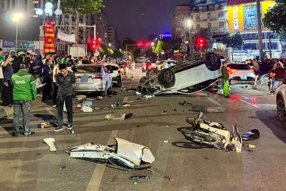 Tài xế lái Lexus tông 5 ô tô và 1 xe máy ở Hà Nội Tài xế lái Lexus tông 5 ô tô và 1 xe máy ở Hà Nội
