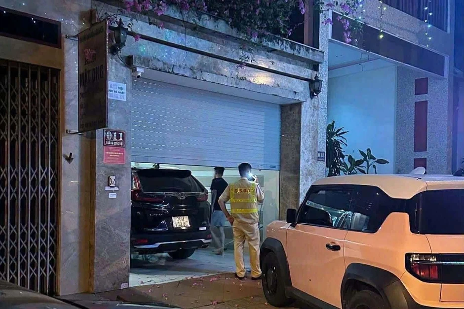 Tài xế lái ô tô tông 2 người trên vỉa hè rồi bỏ chạy ở Lào Cai