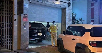 Tài xế lái ô tô tông 2 người trên vỉa hè rồi bỏ chạy ở Lào Cai