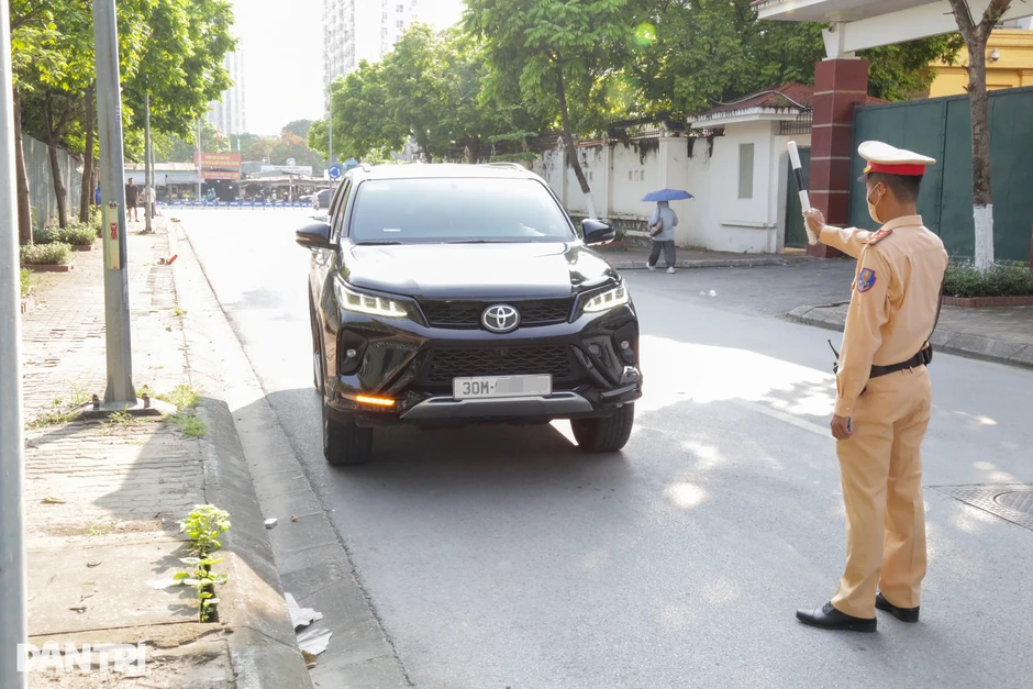 Tài xế lái xe thuê bị phạt 19 triệu đồng vì đi ngược chiều đường ở Hà Nội Tài xế lái xe thuê bị phạt 19 triệu đồng vì đi ngược chiều đường ở Hà Nội