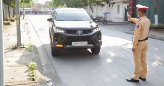 Tài xế lái xe thuê bị phạt 19 triệu đồng vì đi ngược chiều đường ở Hà Nội