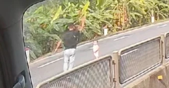 Tài xế nhanh trí xử lý khi thấy bé gái chập chững băng qua quốc lộ 1