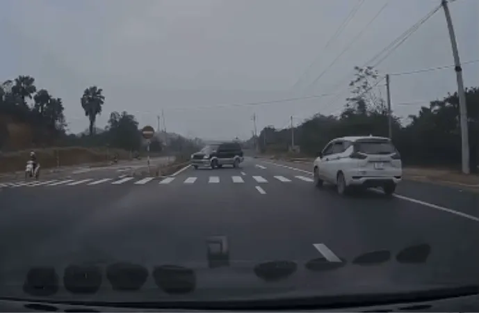 Tài xế ô tô bị phạt 19 triệu đồng vì đi ngược chiều trên đường có biển cấm