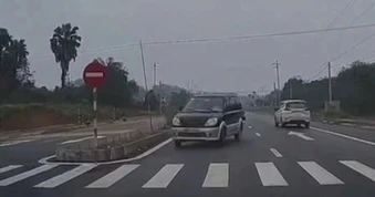 Tài xế ô tô bị phạt 19 triệu đồng vì đi ngược chiều trên đường có biển cấm