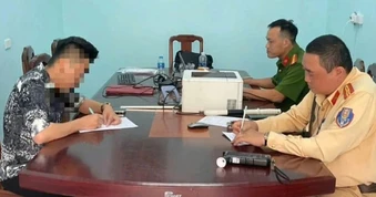Tài xế ô tô con bị phạt 45 triệu đồng vì lạng lách, đánh võng trên đường