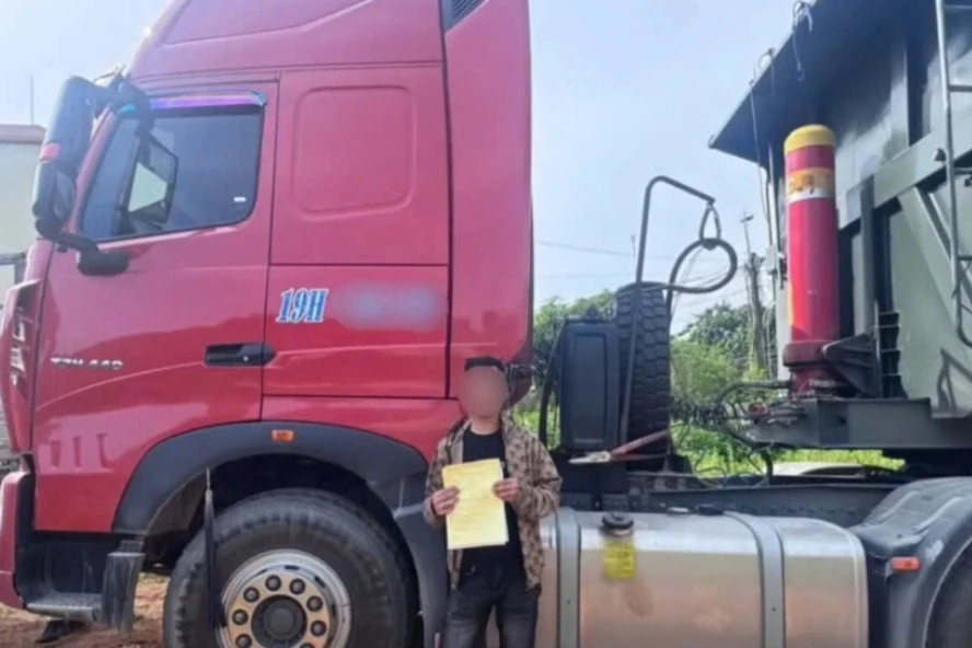 Tài xế ô tô đầu kéo bị phạt 5 triệu đồng vì vượt ẩu, chèn ép xe khác