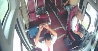 Tài xế ô tô khách ở Hải Phòng bị phạt vì vừa lái xe vừa dùng điện thoại