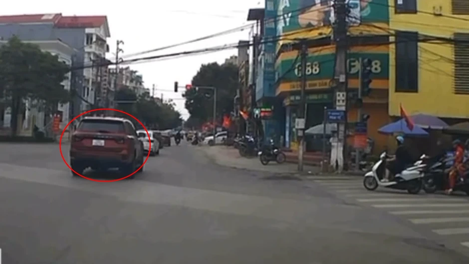 Tài xế ô tô 'lỡ chân ga' vượt đèn đỏ, bị xử phạt gần 20 triệu đồng