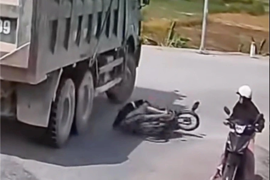 Tài xế ô tô tải chuyển hướng không đúng quy định gây tai nạn rồi bỏ đi