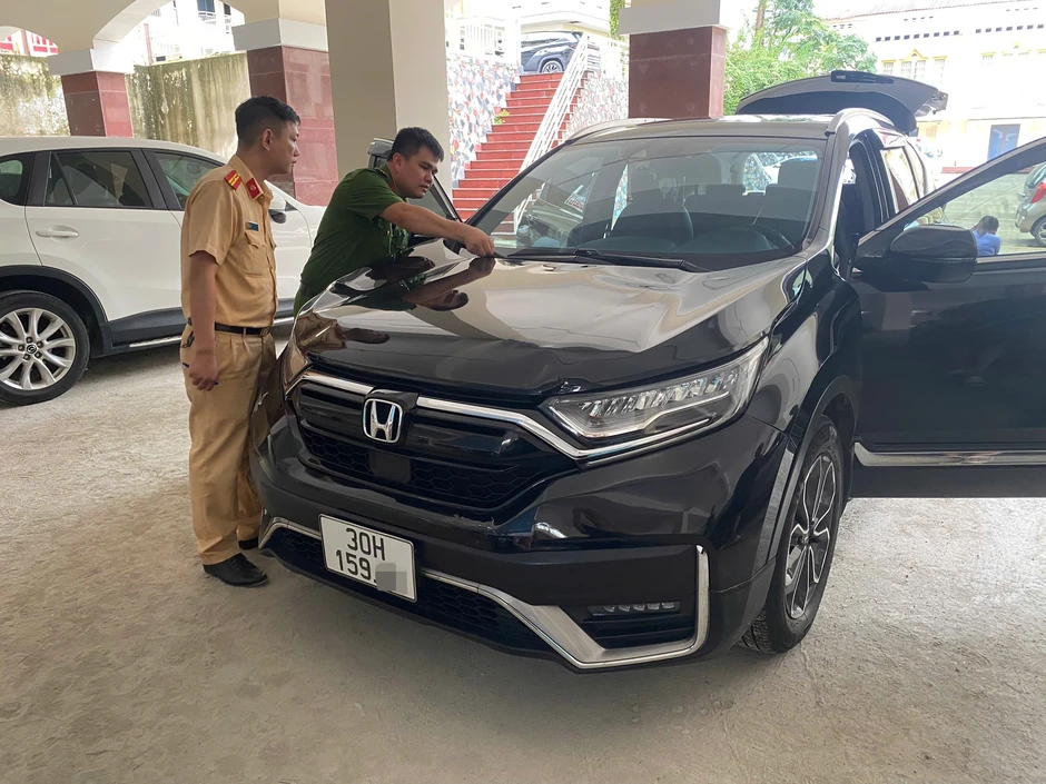 Tài xế ô tô tông 2 người trên vỉa hè đã ra trình diện Tài xế ô tô tông 2 người trên vỉa hè đã ra trình diện